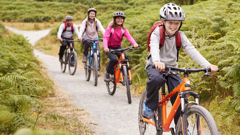 Kinder fahren Fahrrad